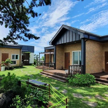 סאוגוויפו Wind Jeju Cafe & Pension מראה חיצוני תמונה