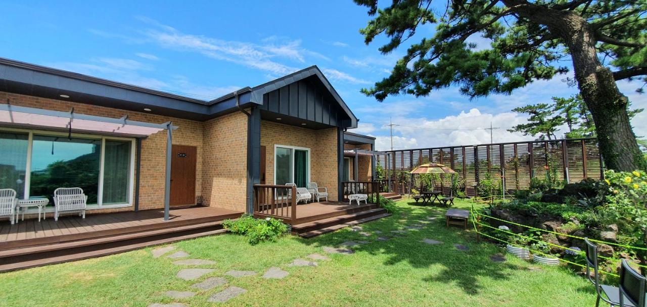 סאוגוויפו Wind Jeju Cafe & Pension מראה חיצוני תמונה