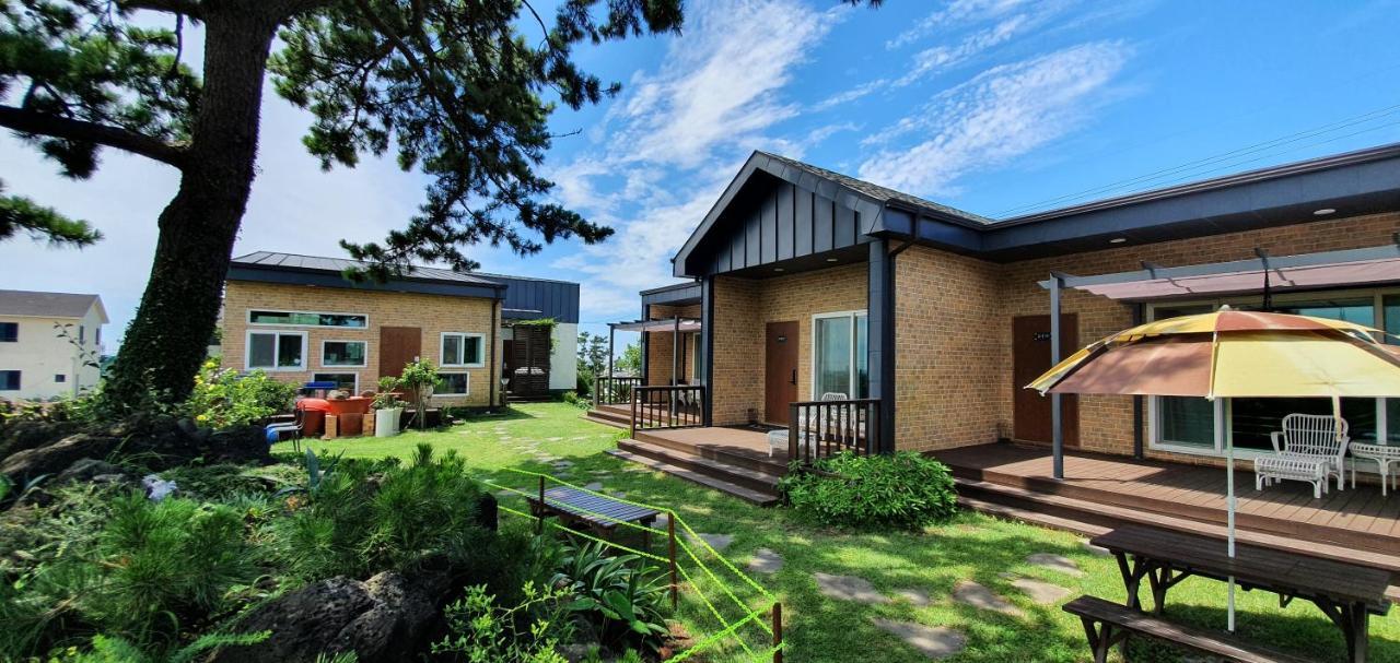 סאוגוויפו Wind Jeju Cafe & Pension מראה חיצוני תמונה