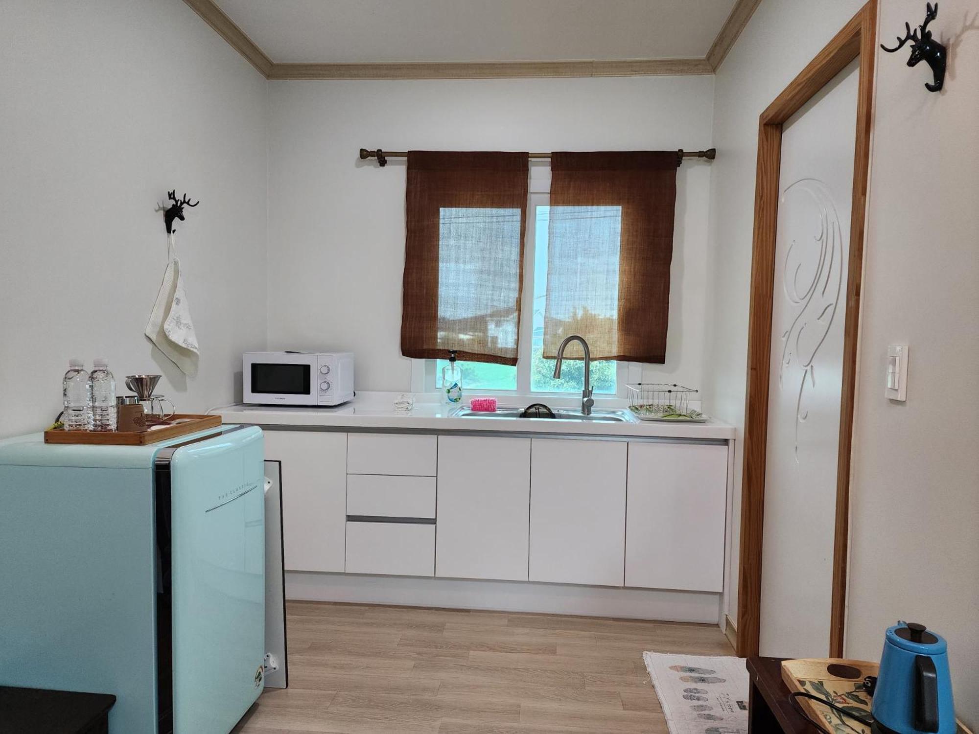 סאוגוויפו Wind Jeju Cafe & Pension מראה חיצוני תמונה
