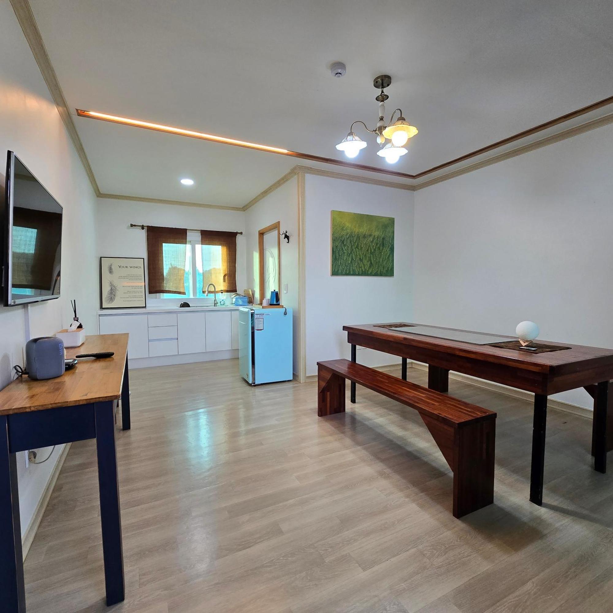 סאוגוויפו Wind Jeju Cafe & Pension מראה חיצוני תמונה