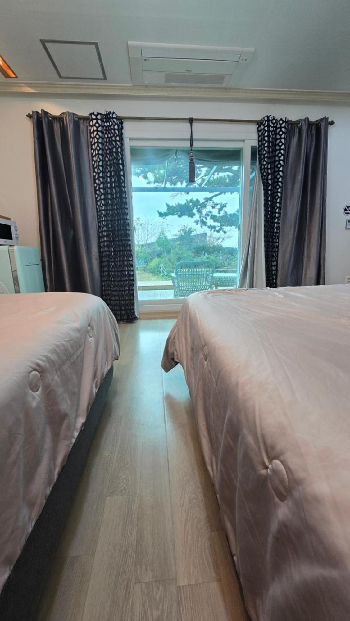 סאוגוויפו Wind Jeju Cafe & Pension מראה חיצוני תמונה