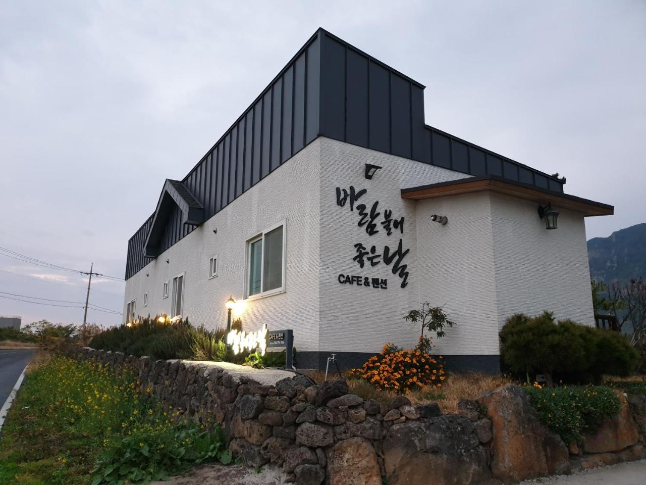 סאוגוויפו Wind Jeju Cafe & Pension מראה חיצוני תמונה