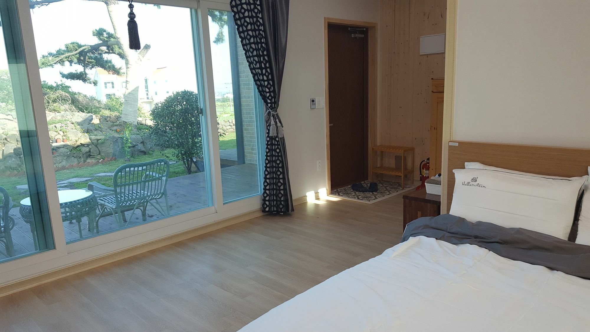 סאוגוויפו Wind Jeju Cafe & Pension מראה חיצוני תמונה