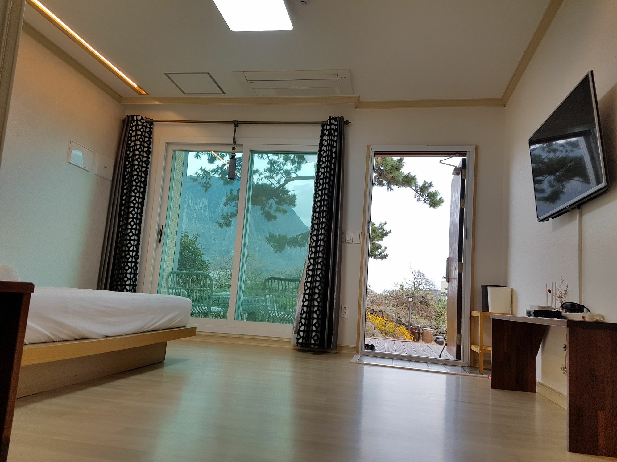 סאוגוויפו Wind Jeju Cafe & Pension מראה חיצוני תמונה