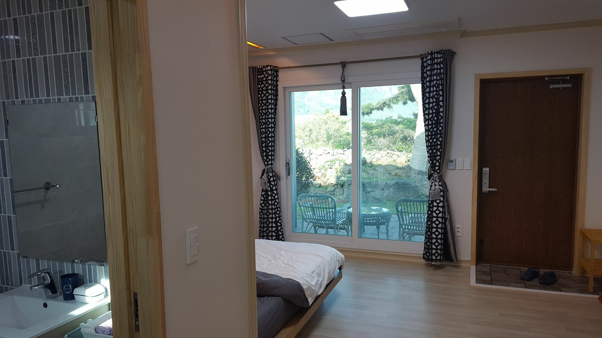 סאוגוויפו Wind Jeju Cafe & Pension מראה חיצוני תמונה