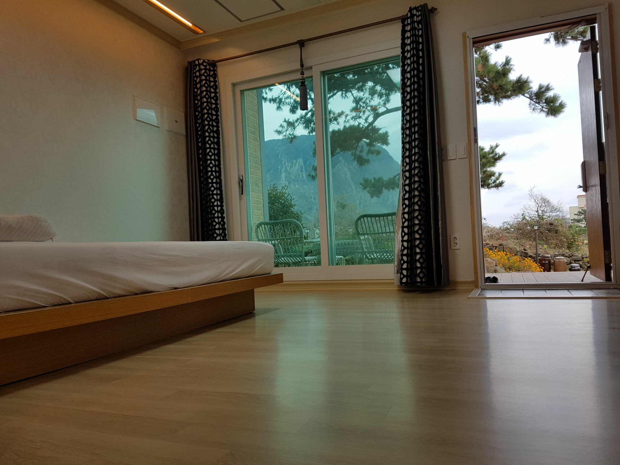 סאוגוויפו Wind Jeju Cafe & Pension מראה חיצוני תמונה