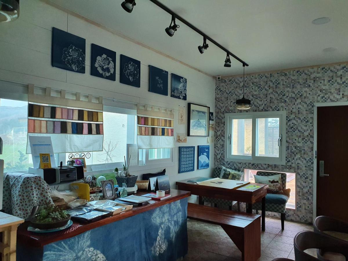 סאוגוויפו Wind Jeju Cafe & Pension מראה חיצוני תמונה
