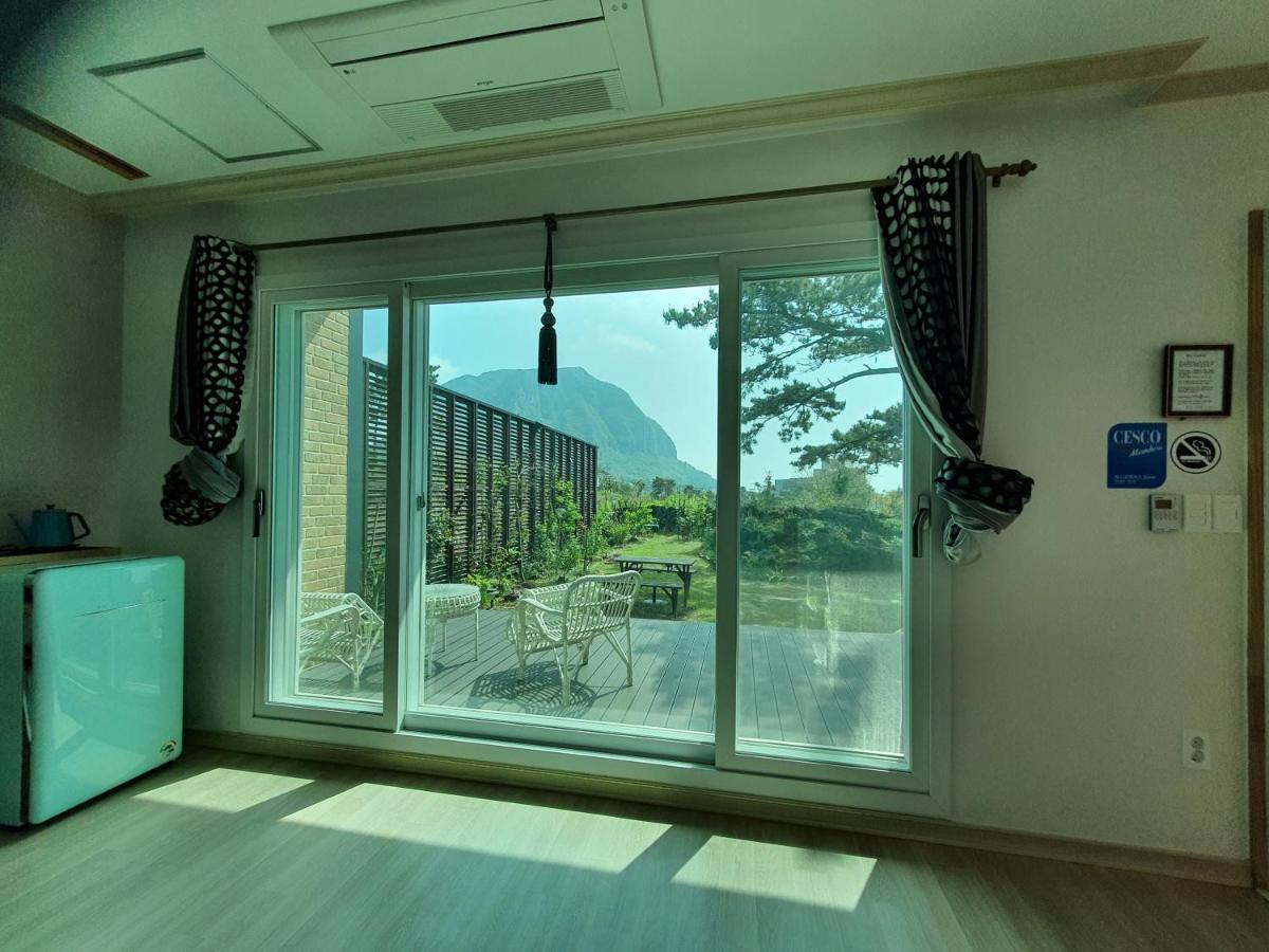 סאוגוויפו Wind Jeju Cafe & Pension מראה חיצוני תמונה